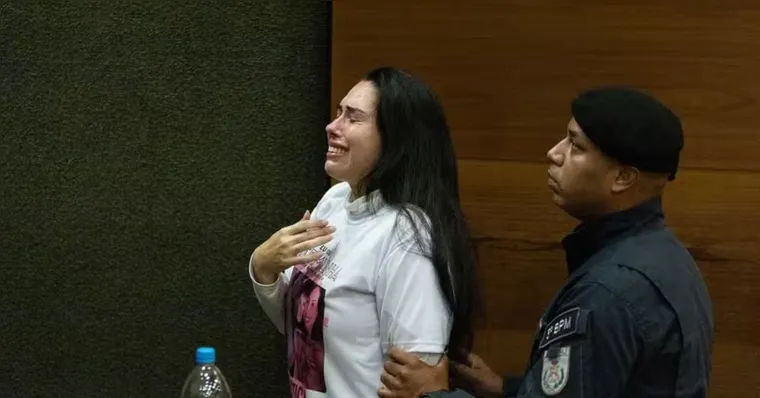 Monique Medeiros. mãe de Henry Borel, se entrega à polícia e é presa