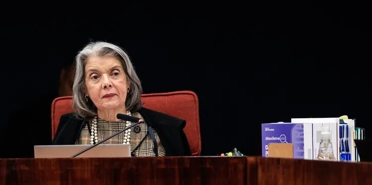 Ministra Cármen Lúcia acompanha Moraes e vota para condenar Eduardo Bolsonaro por difamação