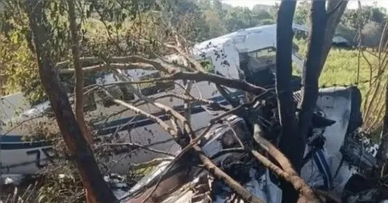 Vídeo: avião com R$ 15 milhões é saqueado após cair no Paraguai