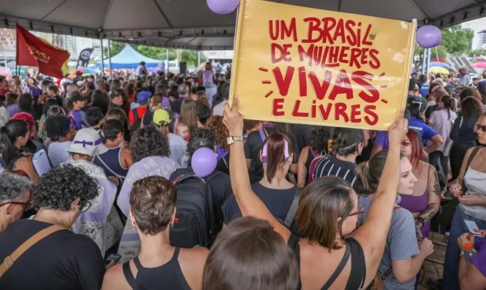 Filhos de vítimas de feminicídio já podem pedir pensão especial ao INSS