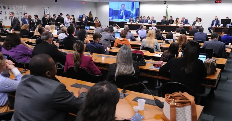 CCJ da Câmara Federal adia votação sobre maioridade penal
