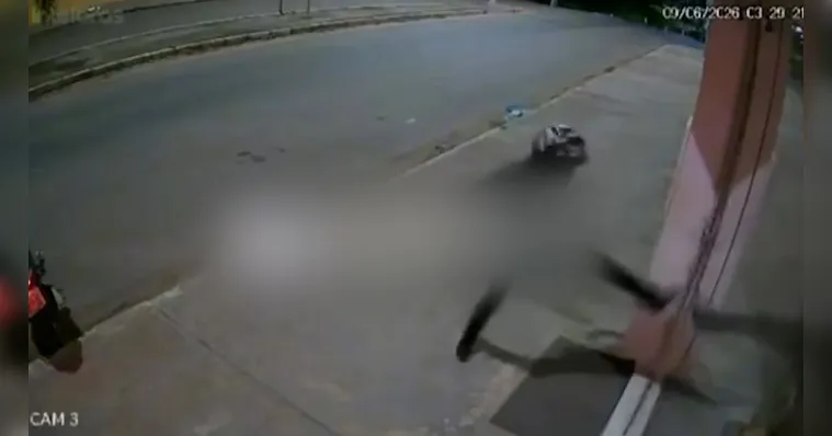Câmera flagra homem dando vários golpes em porta de loja em Parauapebas