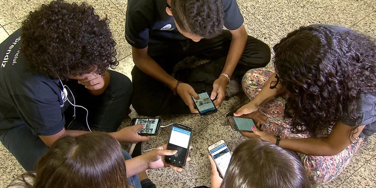 Lei que restringe uso de celulares já é adotada por 92% das escolas, aponta MEC