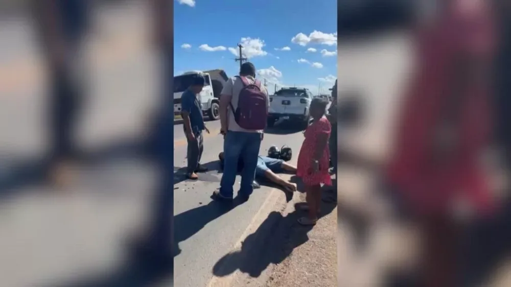 Motociclista colide com picape na BR-230 e aguarda socorro sob sol forte em Marabá