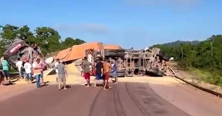 Caminhoneiro morre em colisão entre carretas na BR-163 no Pará