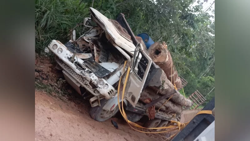Caminhão desce de ré e mata passageira de outro veículo