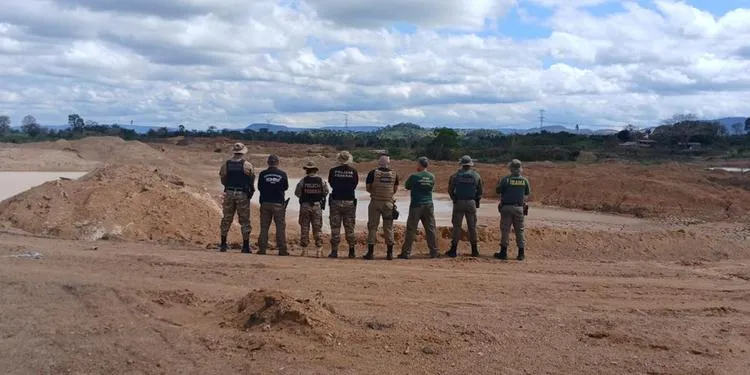 Operação combate garimpo ilegal e inutiliza escavadeiras, acampamentos e motores no sudeste do Pará
