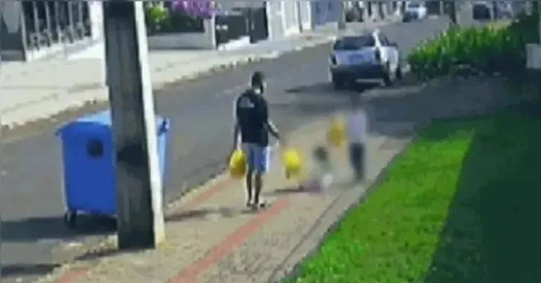 Homem que chutou a filha fazia ela ajoelhar em tampas de garrafa