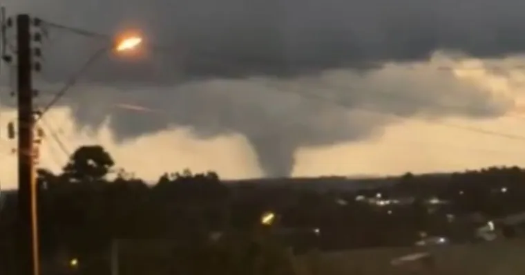 Tornado gigante é registrado no Brasil nesta terça-feira (28)