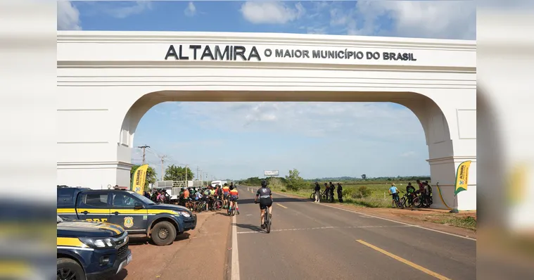 Capotamento na BR-230 deixa casal ferido em Altamira