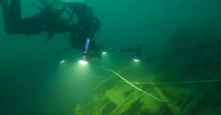 Navio japonês com mais de mil corpos é encontrado no Pacífico