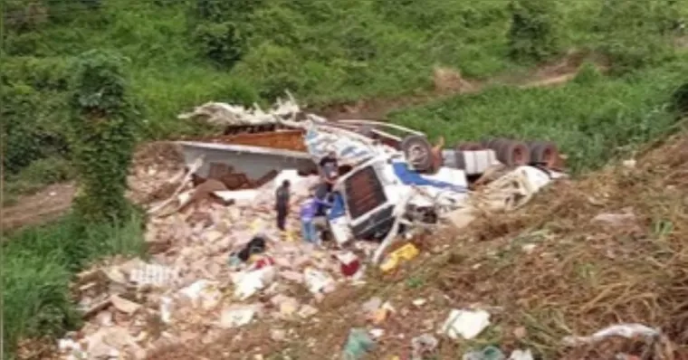 BR-230: caminhão frigorífico cai em barranco e mata mulher no PA