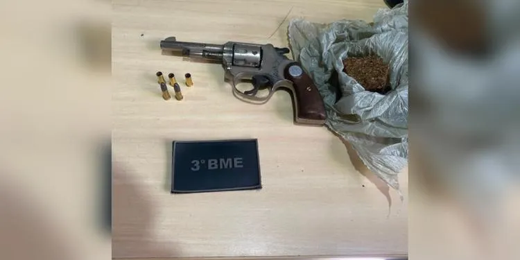 A imagem em destaque mostra a arma, munições e a droga apreendida pela polícia com o suspeito após o confronto. (Foto: Reprodução | Redes sociais)