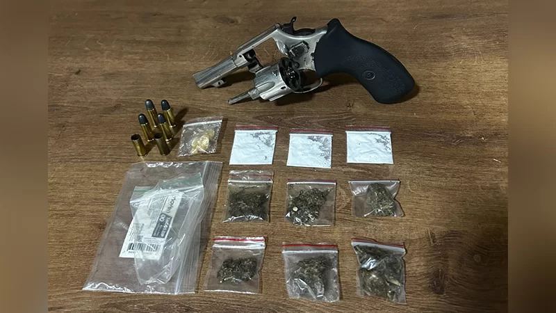 Uma arma e drogas foram apreendidas com o homem que morreu/ Foto: Divulgação