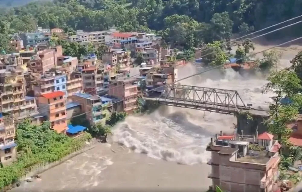 Número de mortos de enchentes no Nepal e na China sobe para 797