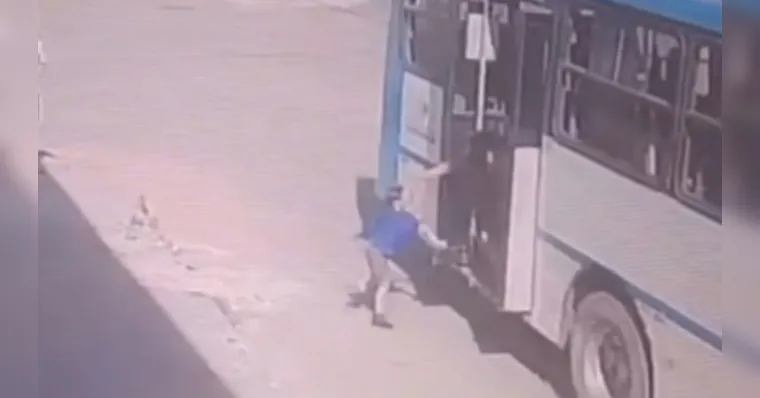 Motorista acelera e derruba criança que descia de ônibus no Pará