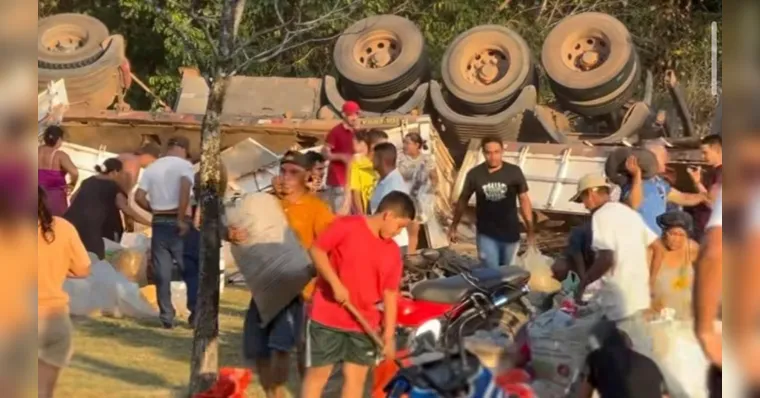 Caminhão tomba e carga que foi esparramada no chão é saqueada por populares | Reprodução/Redes Sociais