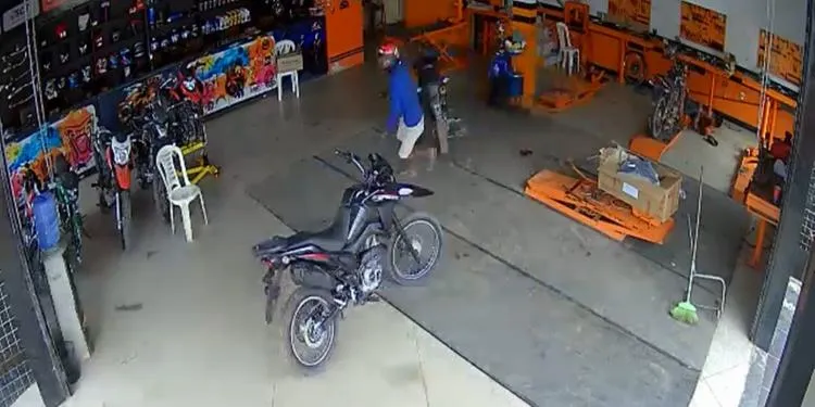 Câmeras flagram momento em que mecânico é assassinado a tiros dentro de oficina em Anapu