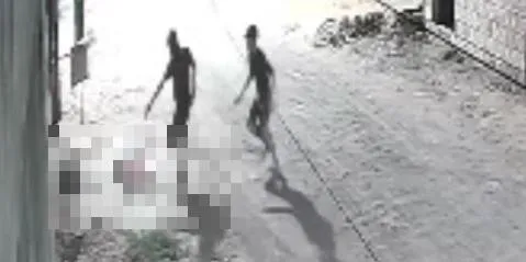 A imagem em destaque mostra o momento em que a vítima é assassinada a tiros. (Foto: Reprodução | Portal Debate)