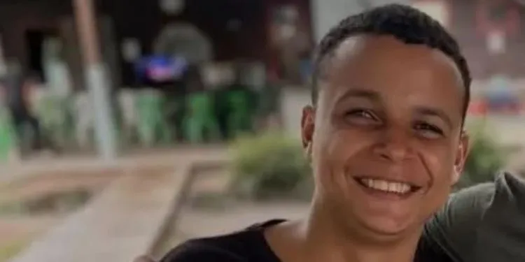 A imagem em destaque mostra o jovem que foi encontrado morto. (Foto: Reprodução | Confirma Notícia)
