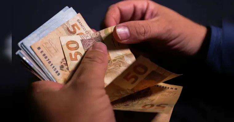 A primeira parcelo do 13º salário estará na conta em novembro | Marcello Casal Jr/Agência Brasil