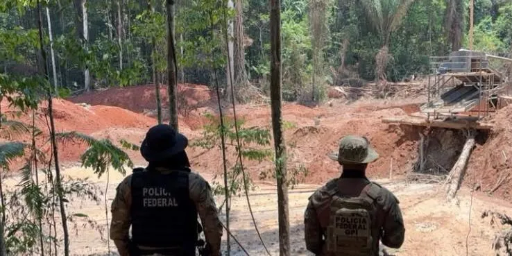 PF e PM destroem equipamentos usados em garimpo ilegal na Terra Indígena Munduruku