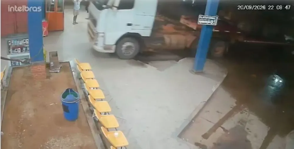 Caminhão invade rodoviária e assusta passageiros em Novo Repartimento