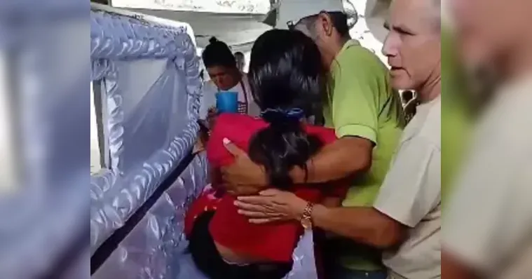 A jovem havia sido considerada morta sem passar por avaliação médica. | (Reprodução/X)
