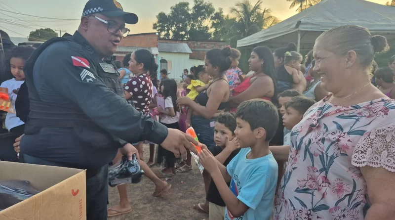 PM promove ação e doa presentes para 150 crianças em Parauapebas
