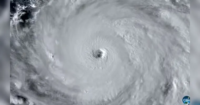 A imagem mostra a transformação do tufão em supertufão que alcançou quase 296 km/h | Reprodução/CIRA
