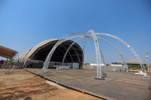 Estrutura para a 6ª Fenecan, no Bairro Ouro Preto, começa a tomar forma