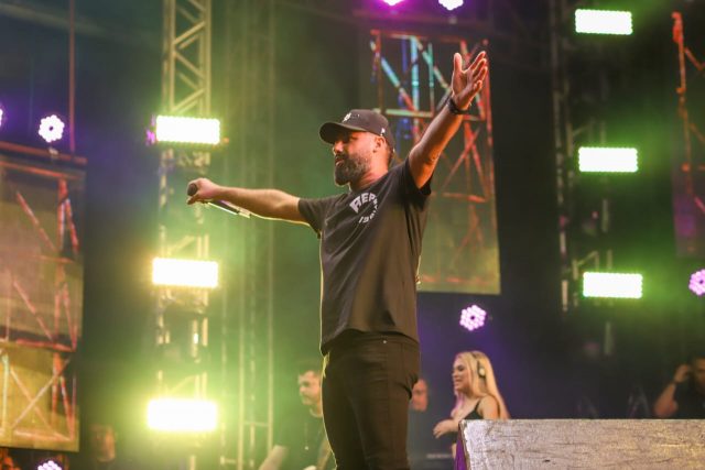 Raí Saia Rodada foi quem agitou a galera no aniversário da cidade