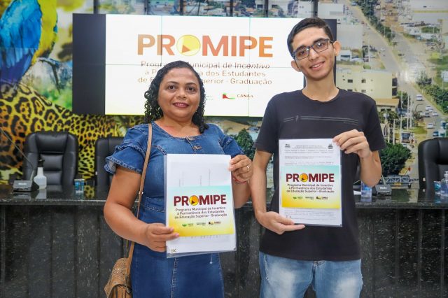 Mãe e filho universitários participam da assinatura dos primeiros benefícios do Promipe