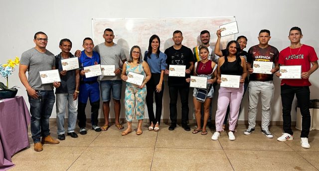 Alunos do curso de condutor de trilhas e caminhadas recebem certificação