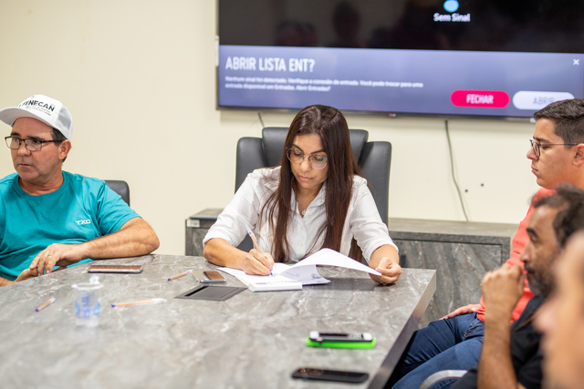 Mais de R$ 75 milhões em investimentos: prefeita assina ordens para novas cinco obras